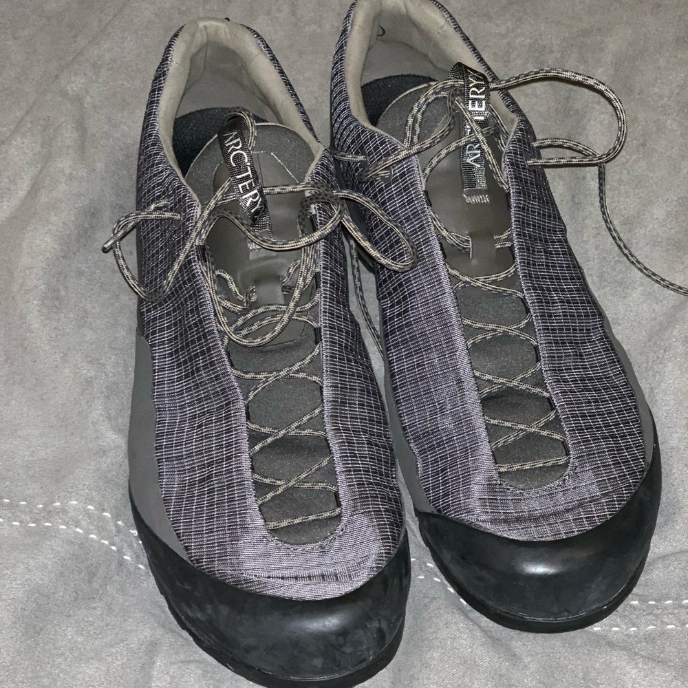 Arc'teryx Konseal FL hiking approach show mens 9.5